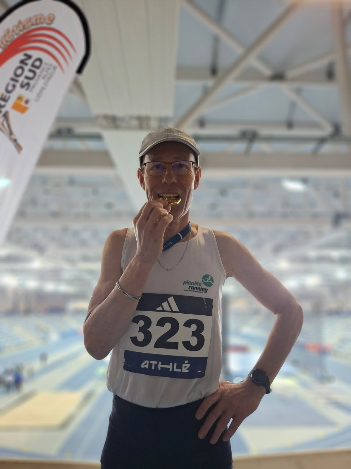 FRANCIS EECKELOO MÉDAILLÉ D’OR SUR LE 3000M INDOOR !